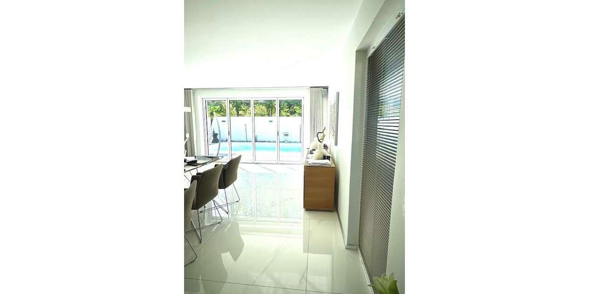 Essbereich / Blick zum Pool