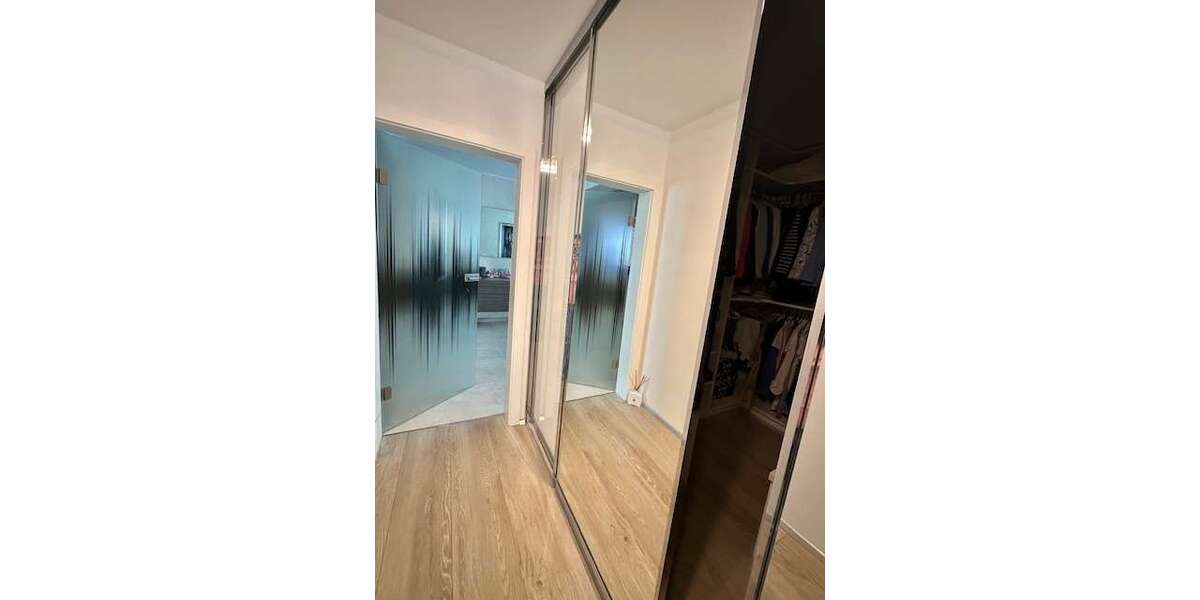 Blick zur Ankleide und Bad EG