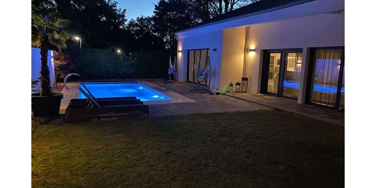 Pool bei Nacht